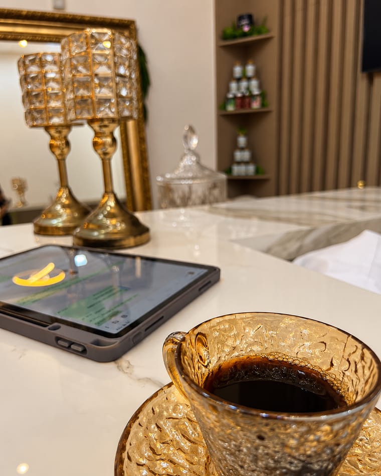 Café servido na bancada de mármore da recepção