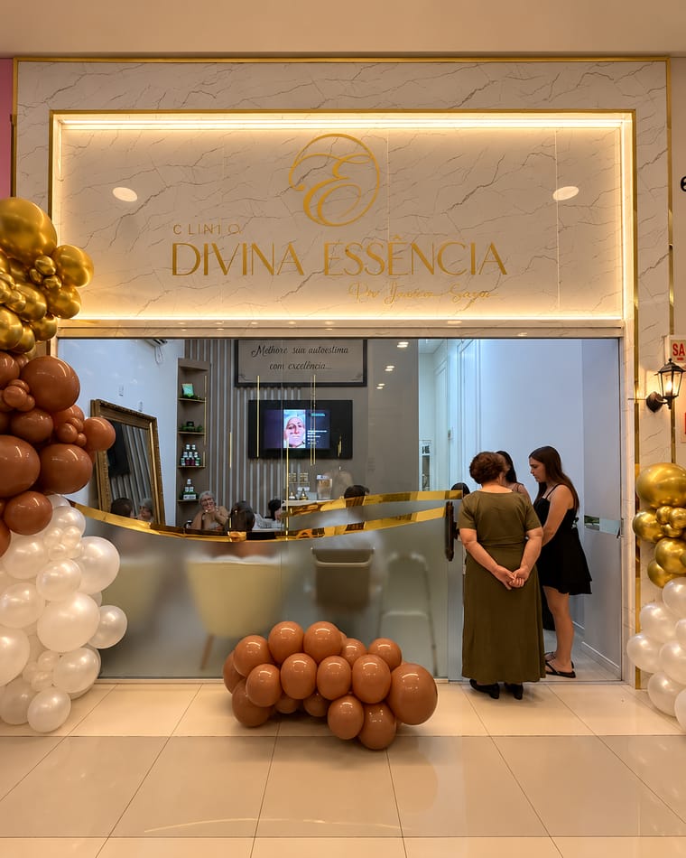 Entrada da clínica no shopping, com o letreiro e a recepção ao fundo